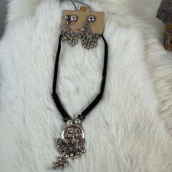Jewelry - Set Black Seed Bead & Silver Tone Bell Jewelry Set Necklace & Earring